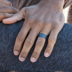 QALO Standard Men's Black Step Edge Polished Silicone Ring